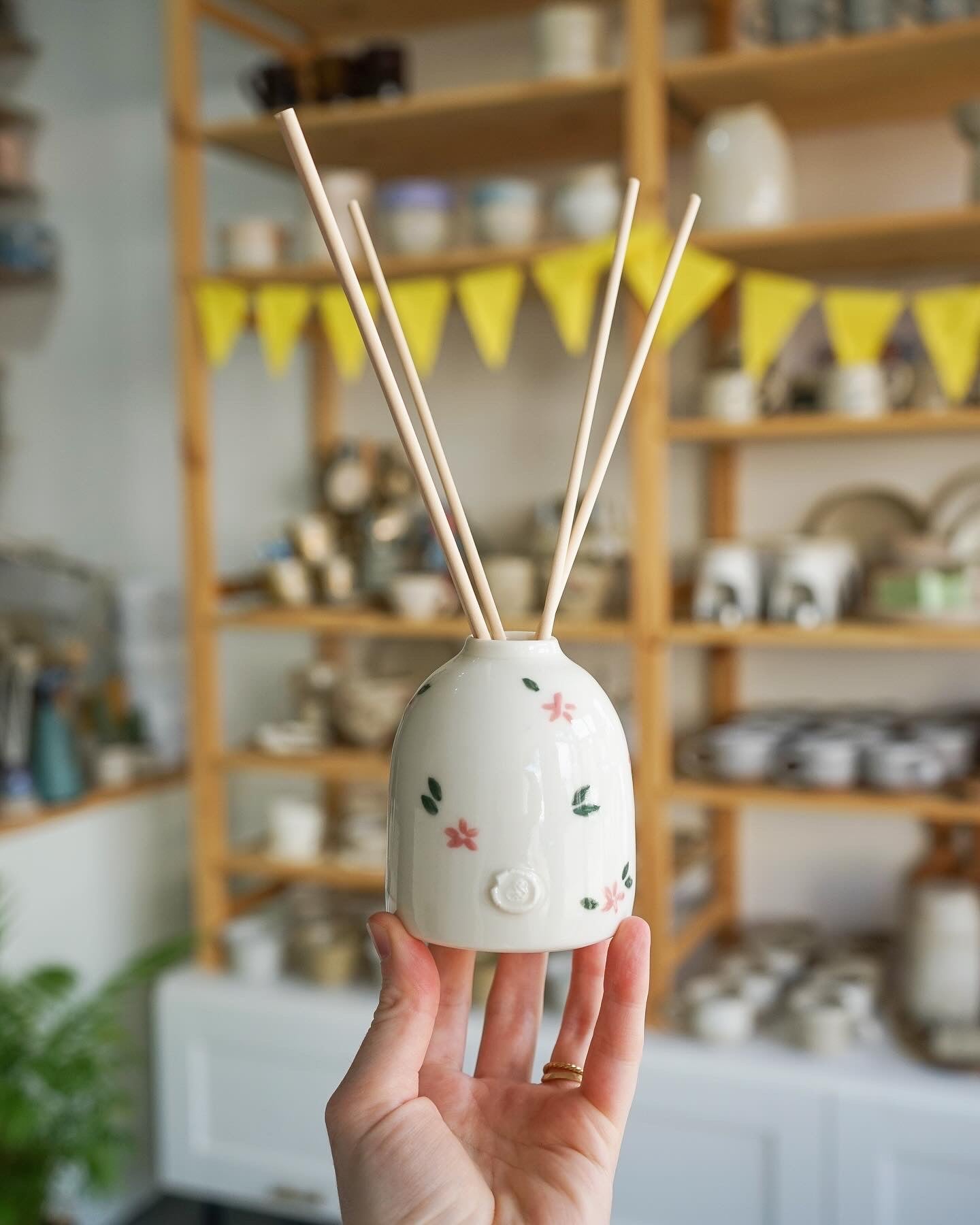 Ceramic reed diffuser bottle